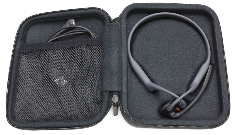 キャリーケースはOPENCOMM専用。本体をピッタリとホールドする窪みが設けられている。