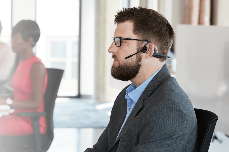 こんな感じで装着。マイクは口の近くまで来る。不使用時は上方や後方に向けておける。耳のカタチによっては、マイクを後方に向けても耳に当たらない。