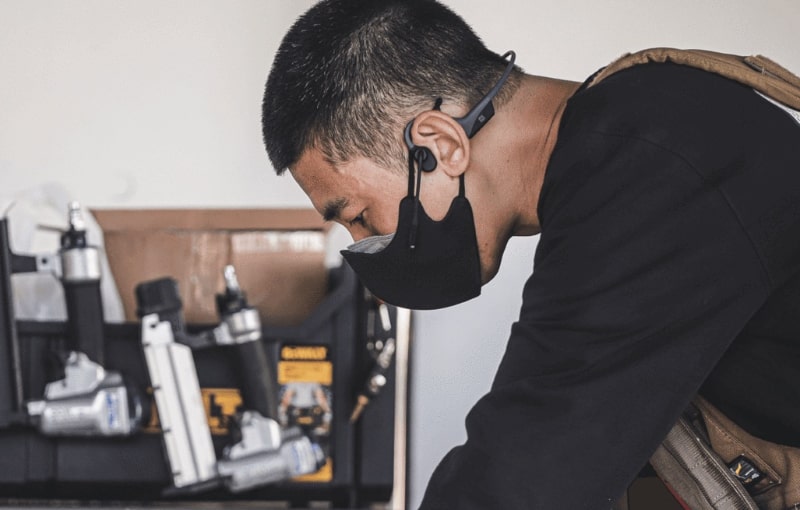 フィット感は良好で、頭を振ったりしても外れることはないが、ブームマイクがあるのでスポーツにはあまり向かない感じ。防水防塵等級はIP55に対応。IP55は、有害な影響が発生するほどの粉塵が中に入らなず（防塵形）、あらゆる方向からの噴流水による有害な影響がない（防噴流形）という防水防塵性能。