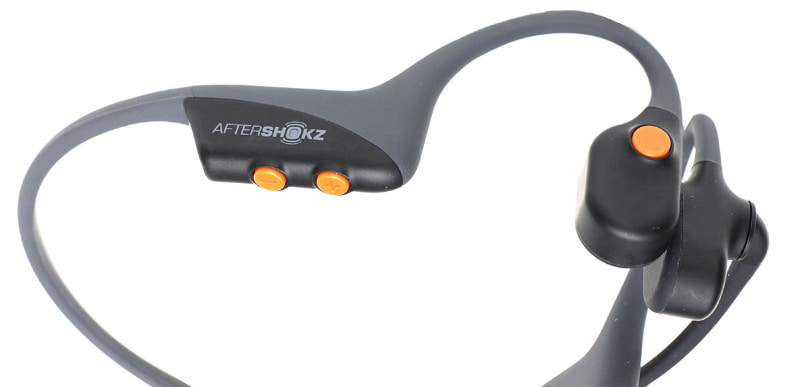 ボタン類および充電用ポートは右耳側に集まっている。ボタンは、電源ボタン、ボリュームボタン、マルチファンクションボタン（ドライバーの外側）がある。マルチファンクションボタンの機能は以下の表のとおり。