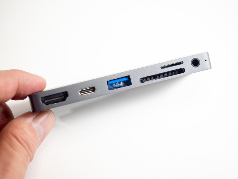 左からHDMI、Type-C、Type-A、SDカード、microSD、イヤホンジャックと6つのポートを装備