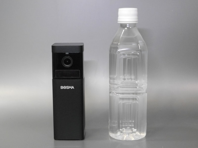 500mlペットボトルとのサイズ比較。写真で受ける印象よりかなり小柄なボディだ