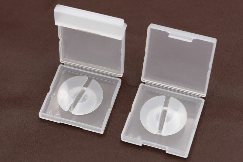 スマホスタンド付きのタイプ（左）とスタンドのない通常タイプ（右）