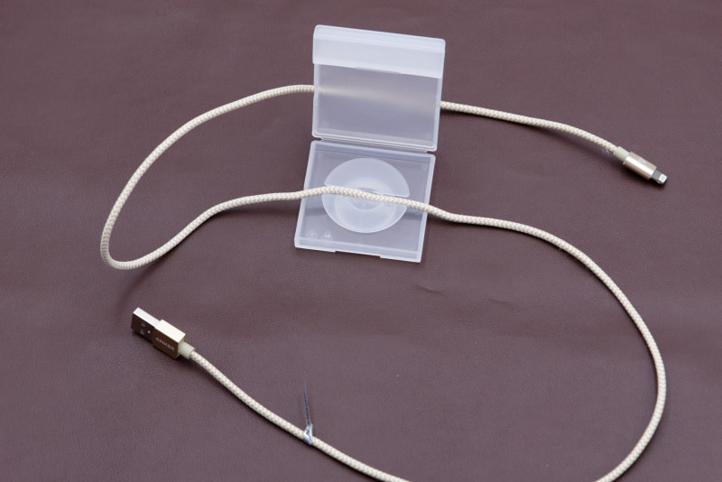 ケーブルのだいたい真ん中あたりを回転部の溝に合わせる