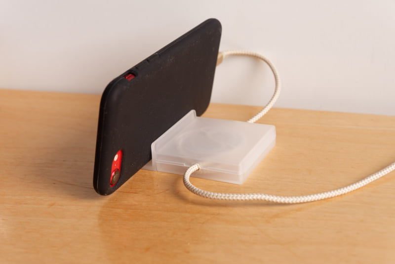 スマホスタンド付きタイプは充電しながら使うのにも便利
