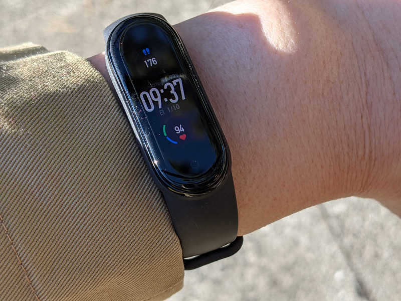 これが「Mi Smartband 5」。1.1インチAMOLEDと表示画面も気持ち大きくなりました
