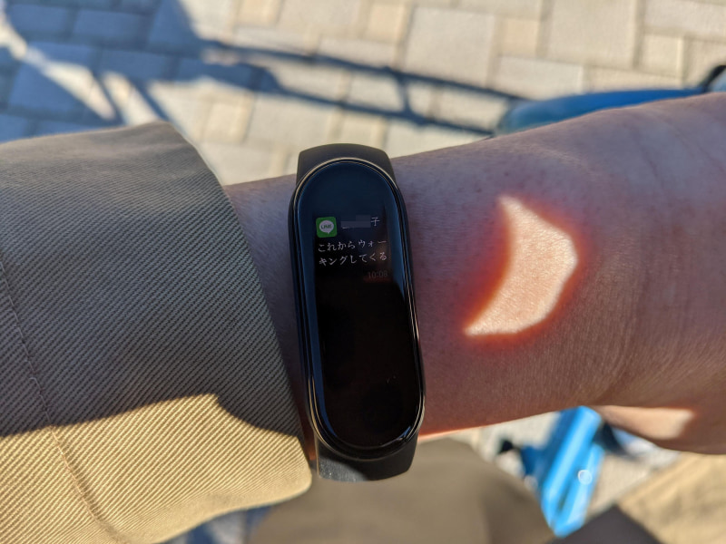 LINEの着信メッセージなどもそのまま腕を見るだけで読めるのも、Mi smartbandの便利なところです♪