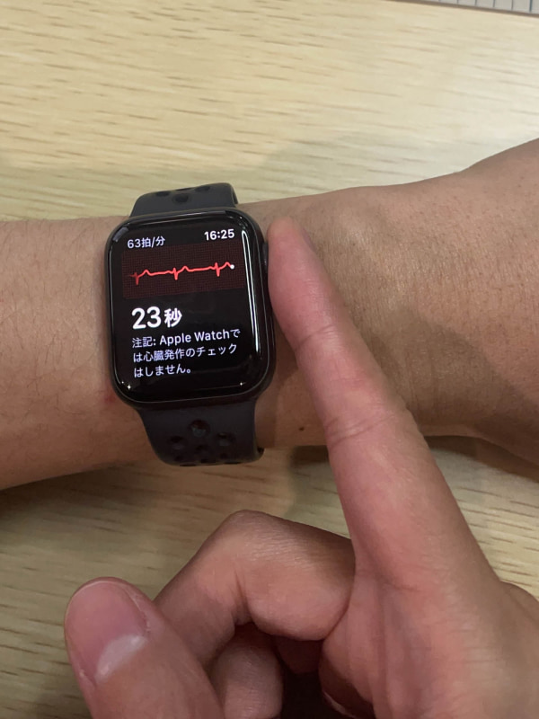 測定時はこんな感じでApple Watchを装着していない方の手も使う