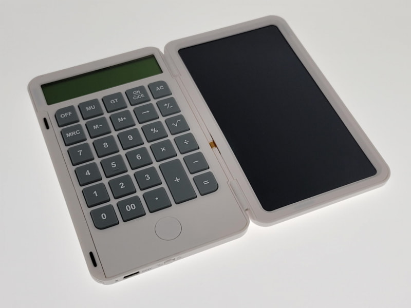 左側に電卓、右側に手書きのLCDパネルと自然な配置