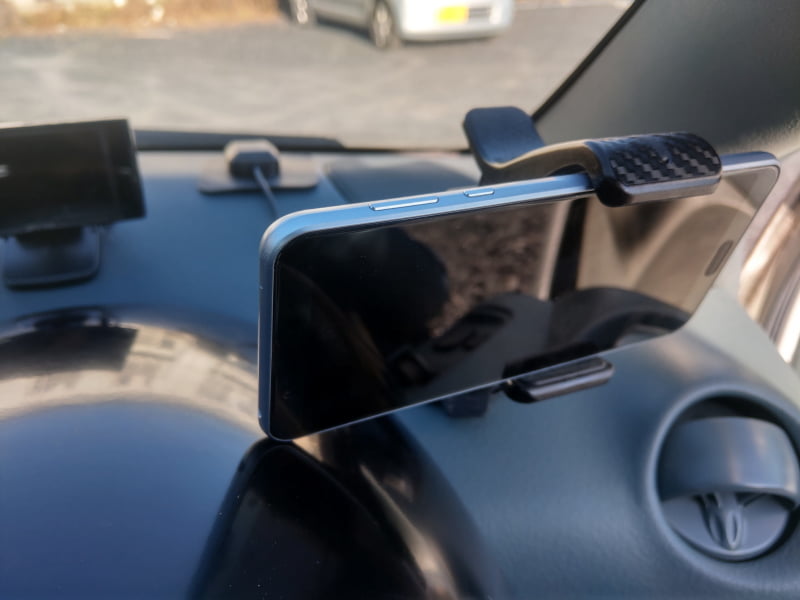 強引にスマホマウント設置。視界の邪魔すぎてこのままでは走行できません
