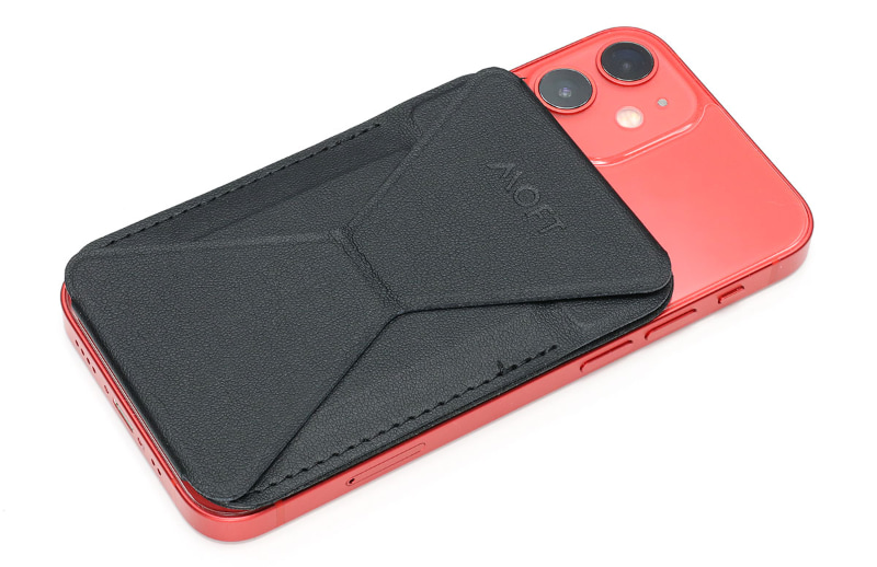 吸着したところ。正しい位置に自動的に吸着される感じ。他の粘着式MOFTと違い、非常に手軽に脱着できる。