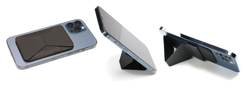 iPhone 12 Pro Maxに吸着して使用。縦位置でも横位置でも自立する。自立させた時の端末角度は、縦位置横位置とも60°。