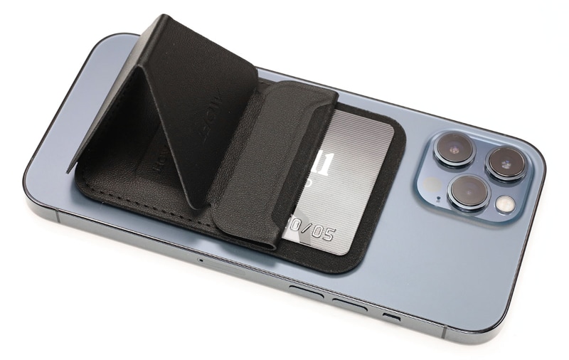 3枚程度までのカードが入るポケットを備えている。磁力の影響を受けるカードを入れるのは危険だと思われる