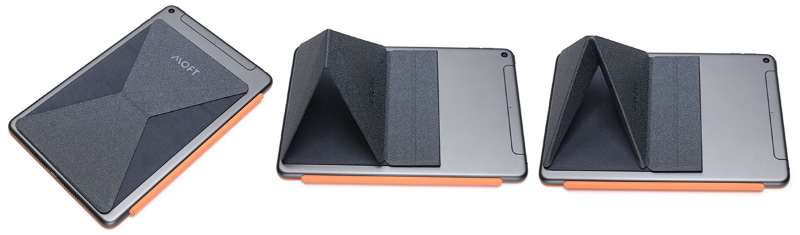 iPad miniにMOFT X Tablet Standの7.9インチ用であるTabletを貼った様子。好みの角度になるように展開して使う。右端で立体的な折り方になっているが、これは横置き時の角度調節用。