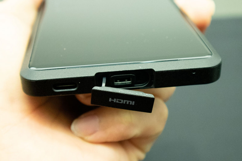 microHDMI入力端子とカバー