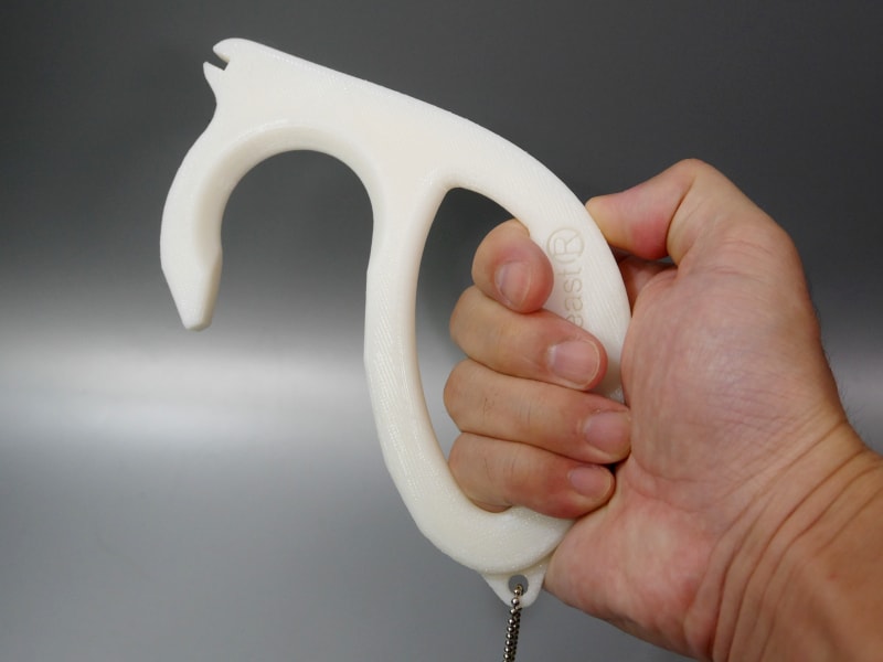 片手でしっかりと握る構造。サイズ的には傘の取っ手に近い