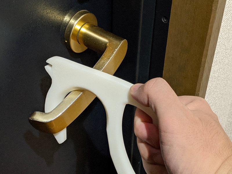 ドアノブを直接触れずに開けることができる