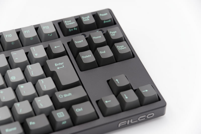 ややゲーミング風なテイストがあるけれど、オフィスにあっても悪目立ちしない渋いカラーリング