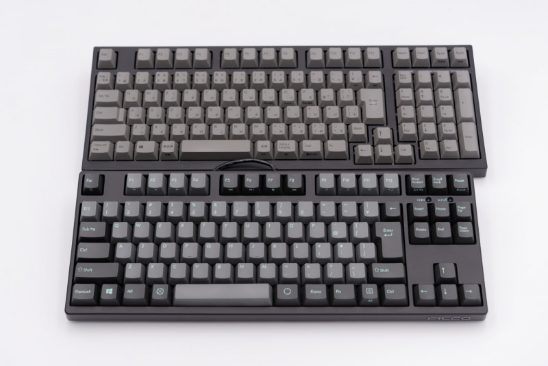 テンキー付きのややコンパクトめなキーボードと比べると、キー1列分さらに横幅が短い