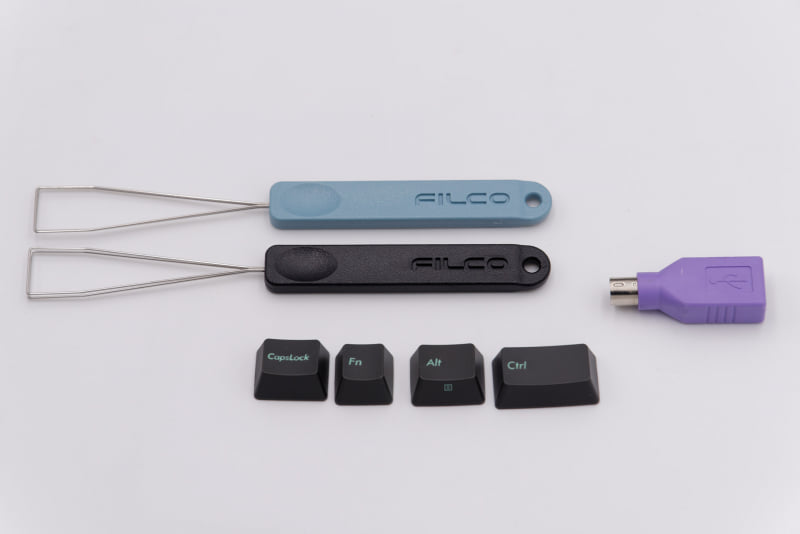 付属品はPS2変換コネクタ、交換用キートップ4種類と引き抜き工具。工具はなぜか2本同梱されていた