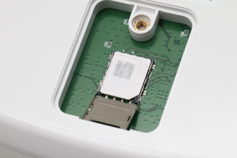 SIMはいまどき珍しいmicroSIM。今はマルチカットのSIMが多いので、microSIMのところで切り離せば大丈夫。後でnanoSIMとしても使える