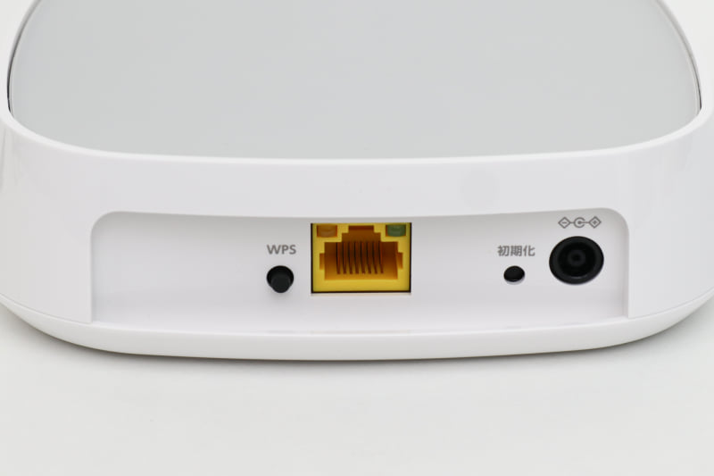 インターフェースは電源入力のほかには有線LAN。テレビやパソコンなどを接続すれば、電波の影響を受けずに安定して動画などが楽しめる