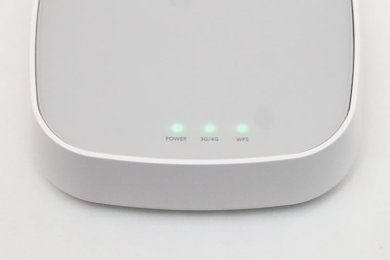 動作中は3つの緑色のLEDが点灯。電波が弱いと中央の「3G/4G」が点滅する。有線LANだけ使う場合には無線LANはオフにでき、その場合は「WPS」のLEDは消灯