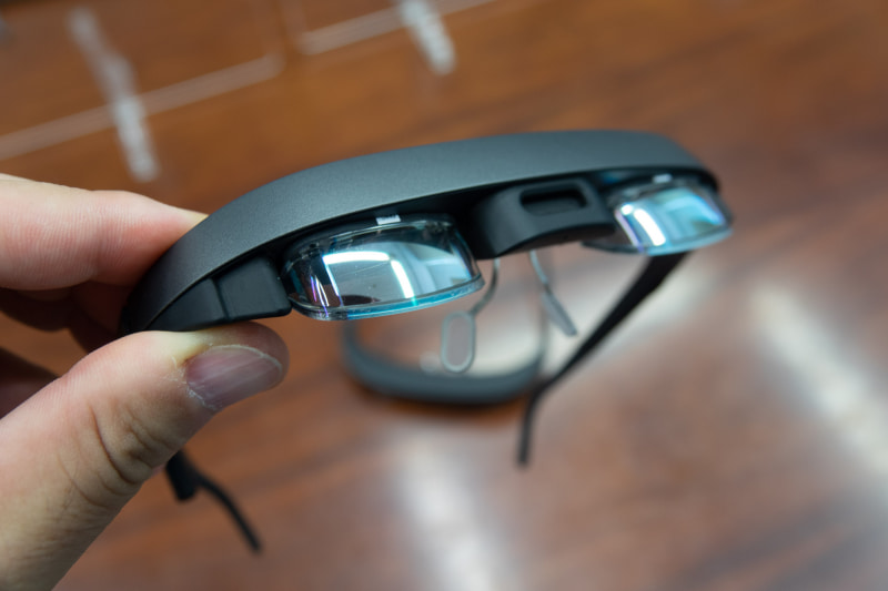 中央のくぼんだところに、磁石でフロントアタッチメントを装着する