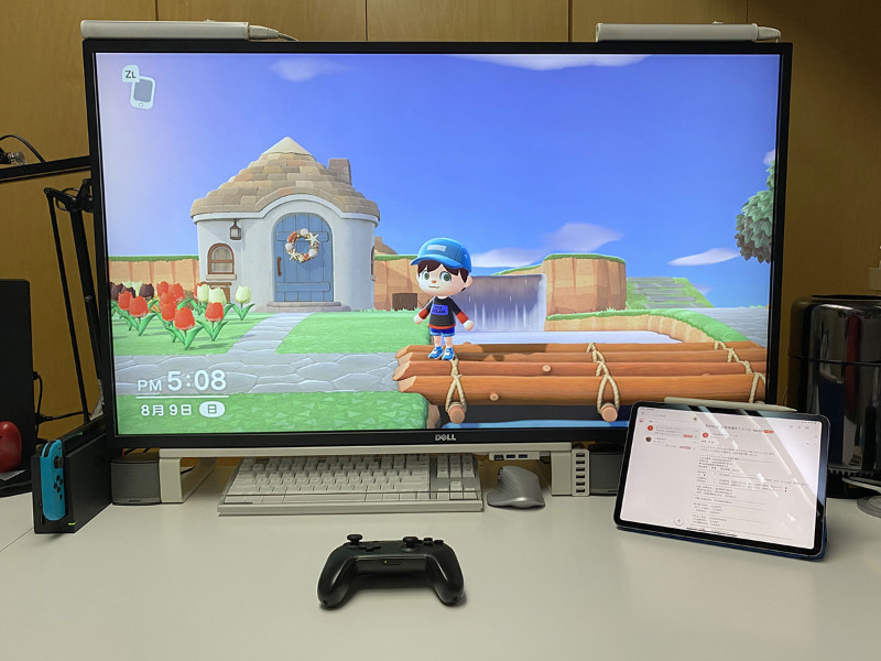 そこでメッセージ対応をiPadでするようになった。いやiPhoneでもいいんですけど、画面デカい方が快適だし文字入力もしやすいしぃ〜みたいな。ともあれ、iPadにより仕事関連メッセージへの返答などの効率がスゴ〜く上がった。……以前はこのディスプレイにmacOS以外が表示されることはなく、またこの場所にてiPadで仕事関連メッセージに対応するという考えもなかった。しかしゲームがきっかけでiPadを導入。この場所この状況でiPad、スゲく便利じゃん!!!　となった