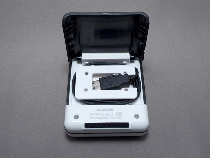 背面にはカバー兼スタンドがあり、USBケーブルの収納スペースがある