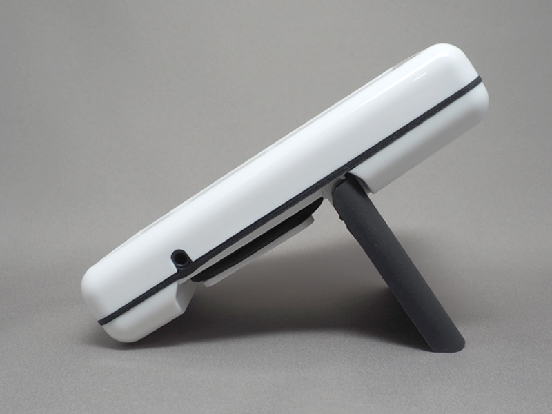 スタンドで斜めに設置ができる。本体側面には3.5mmイヤホンジャックがあり、イヤホンマイクを接続しての通話も可能