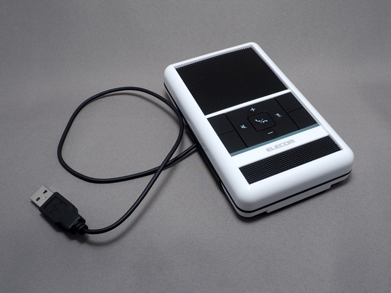 カバー脇にはケーブル穴があり、平置き時のケーブルも邪魔にならない