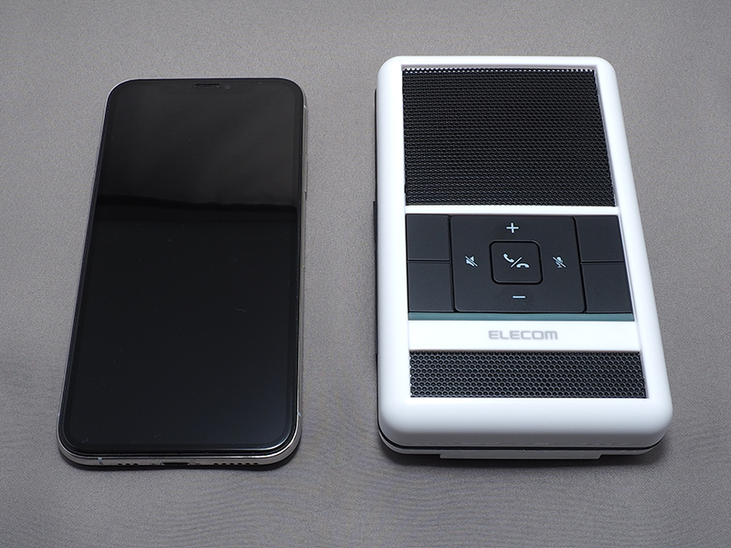 iPhone Xsとのサイズ比較。縦方向は、iPhone Xsより一回り小さい