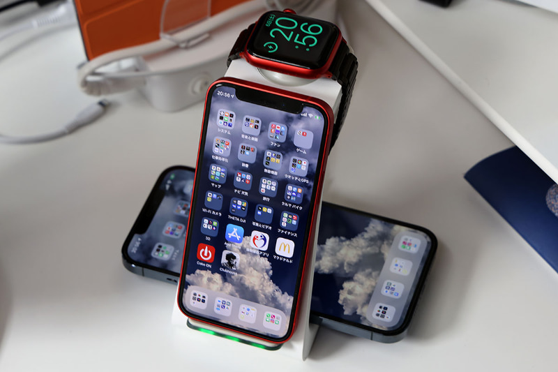 こんなふうに置くと各端末が充電される。AirPods Proセット位置は汎用のQi充電台として使えている。