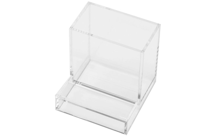 無印良品「アクリルスマホ小物スタンド・小 約幅8.4×奥行8.4×高さ9cm」は透明アクリル製の小物入れで、スマートフォンを立てて置けるスペースもある。
