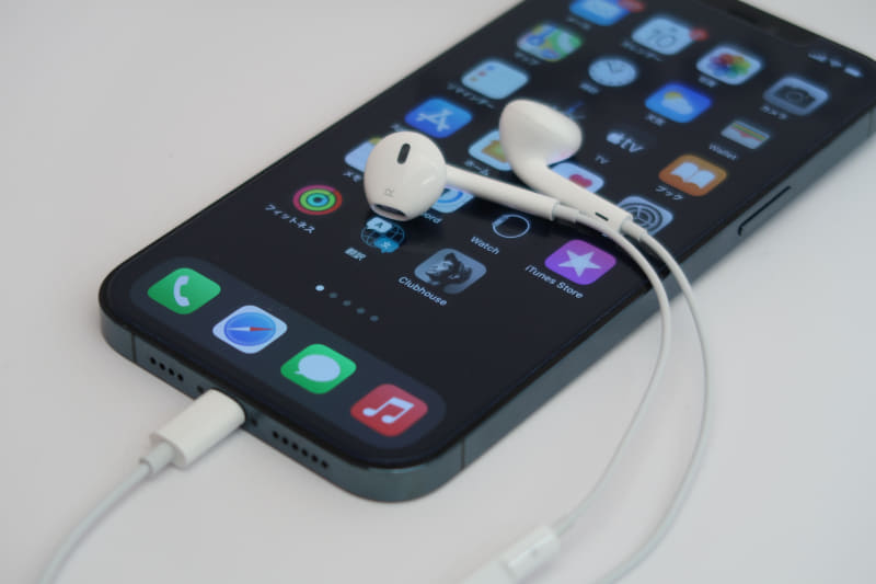 Clubhouseでの会話には「EarPods」を使って参加しています。マイクの位置が口に近いためか、声がよく聞こえると評判です