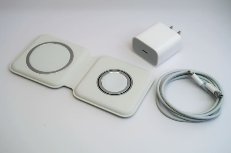 「MagSafeデュアル充電パッド」の同梱は充電ケーブルのみ。「iPhone 11 Pro」付属の「USB-C 電源アダプタ」も一応、使えます