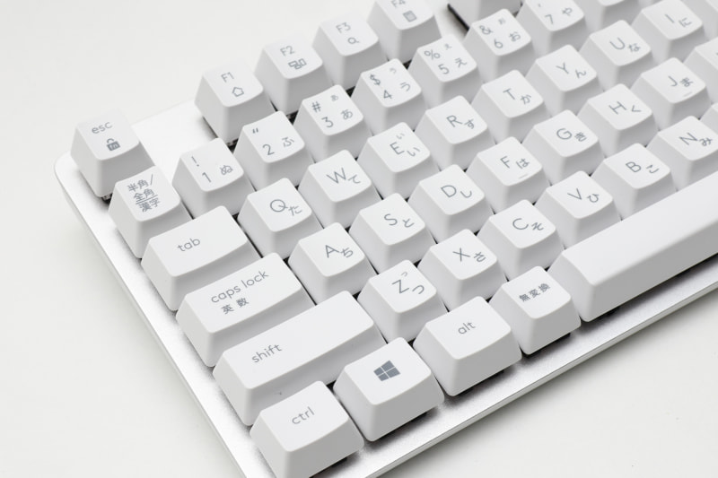 丈夫なフレームの内に浮くようにキーが並ぶ