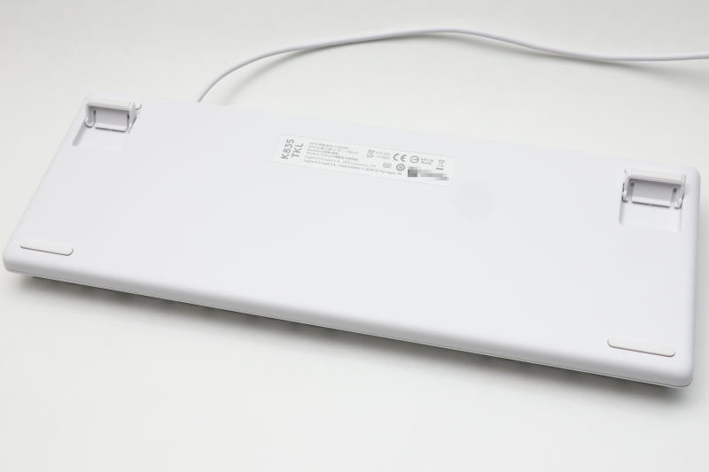 キーボードの裏側はのっぺりとしていて、スタンドがある