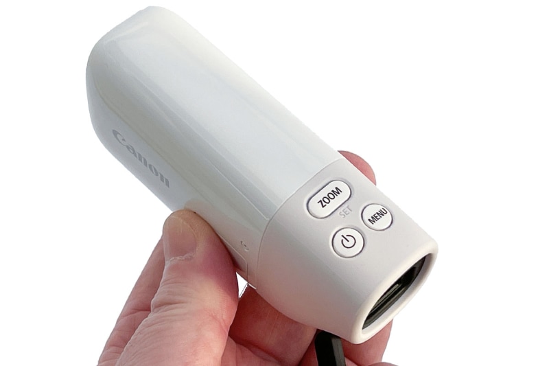 焦点距離の切り替えは本体上部のZOOMボタン押下。押すごとに100mm→400mm→800mm（デジタルズーム）→100mm……と切り替わる