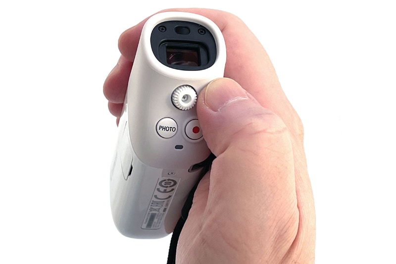 本体下部手前には静止画撮影用シャッターボタン（PHOTO）と動画撮影用ボタンがある。その上にあるツマミは視度調整ダイヤル