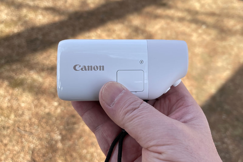 PowerShot ZOOMは、使い勝手としては単純明快。電源を入れ、ズーム倍率を3段階から選んで、シャッターボタンを押して静止画や動画を撮るだけ