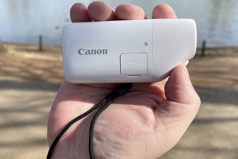 ただ持って望遠鏡として使うには悪くない形状。だが、親指でシャッターボタンを押すとなると、PowerShot ZOOMを片手でしっかりホールドするのがやや難しい