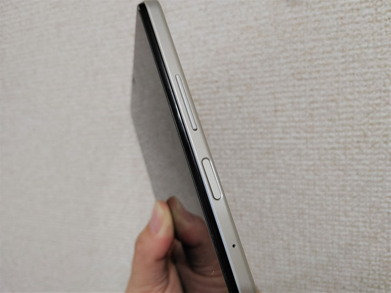 本体側面の電源ボタンが指紋認証センサーを兼ねる