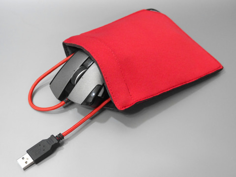 ありそうでなかった？ マウスパッドとして使える収納用ポーチ