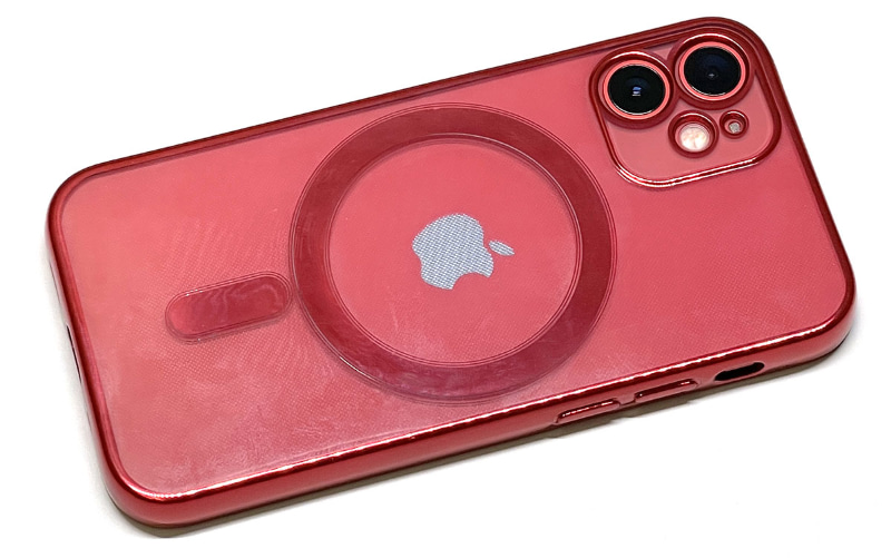 iPhone 12 miniに装着した様子。ケースの着色部はメッキ的な光沢があるが、iPhoneとよくマッチしている。レンズ部周囲はレンズより少し高くなっているのでレンズが保護される。レンズを囲む四角い部分の高さは背面とほぼ同じ