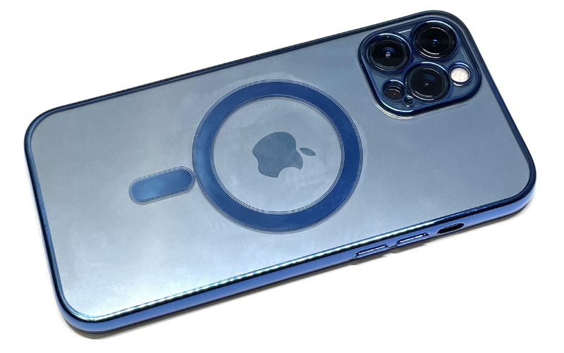 こちらはiPhone 12 Pro Max用。こちらの着色部もメッキ的な光沢。これもよくマッチしている。こちらもレンズ部周囲はレンズより少し高くなっていてレンズが保護される。レンズを囲む四角い部分の高さは、背面より1mm程度出っ張っている