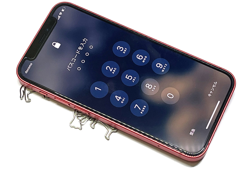 クリップの上にiPhone 12 mini背面を当てると？