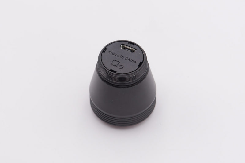 ライト裏側に充電用Micro USBポート