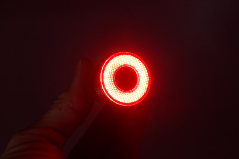 減速を検知したときの明るさ。間近だとまぶしいくらいで、光量は十分